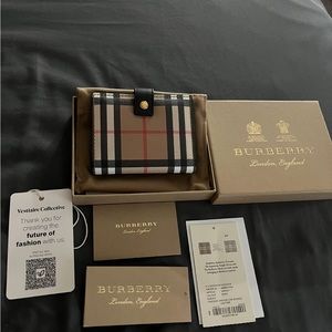 Burberry wallet mint condition